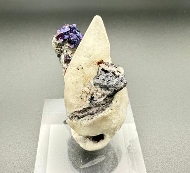 Chalcopyrite on Calcite
